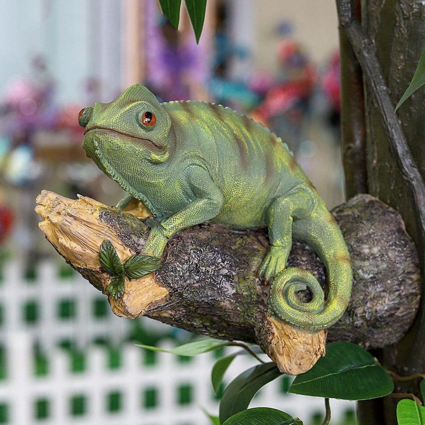 Živicia chameleónová figurína na strome